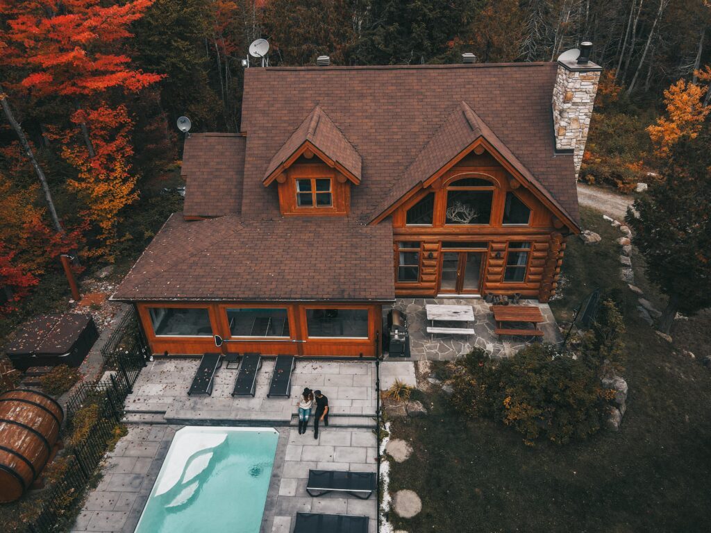 Exterior view of the all-renovated log cabin with outdoor pool Chalet Silver Fox | Luxury chalets in Laurentains | Chalets Zenya