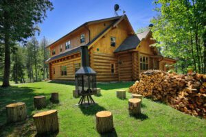 Exterior view of the all-renovated log cabin with outdoor pool Chalet Silver Fox | Luxury chalets in Laurentains | Chalets Zenya