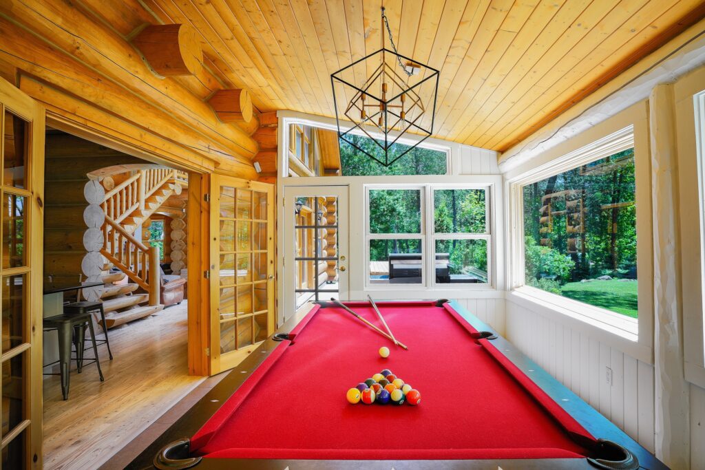 Pool table at Chalet Silver Fox | Luxury chalets in Laurentains | Chalets Zenya