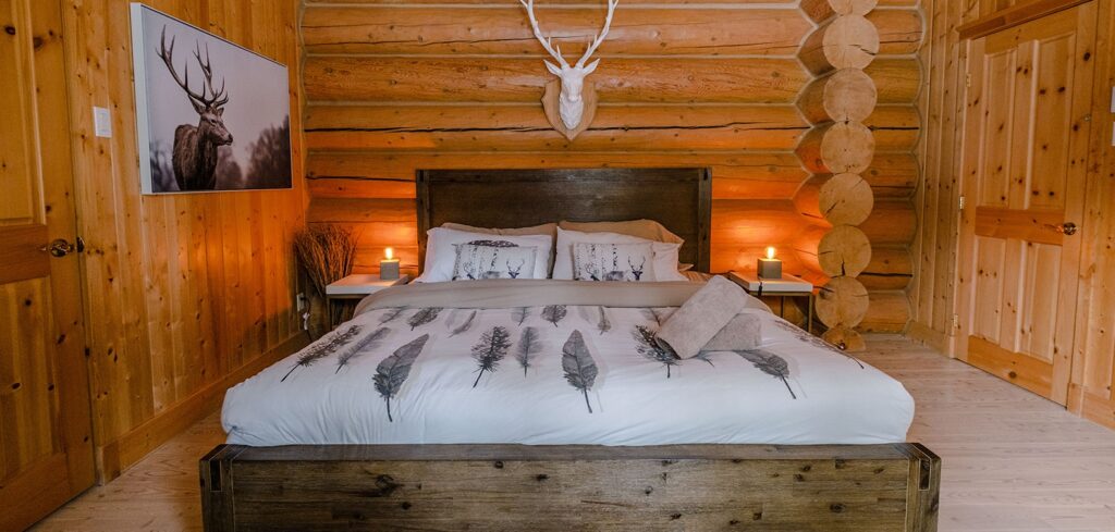Master bedroom at Chalet Silver Fox | Luxury chalets in Laurentains | Chalets Zenya