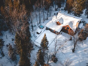 Exterior view of the all-renovated log cabin Chalet Silver Fox | Luxury chalets in Laurentains | Chalets Zenya