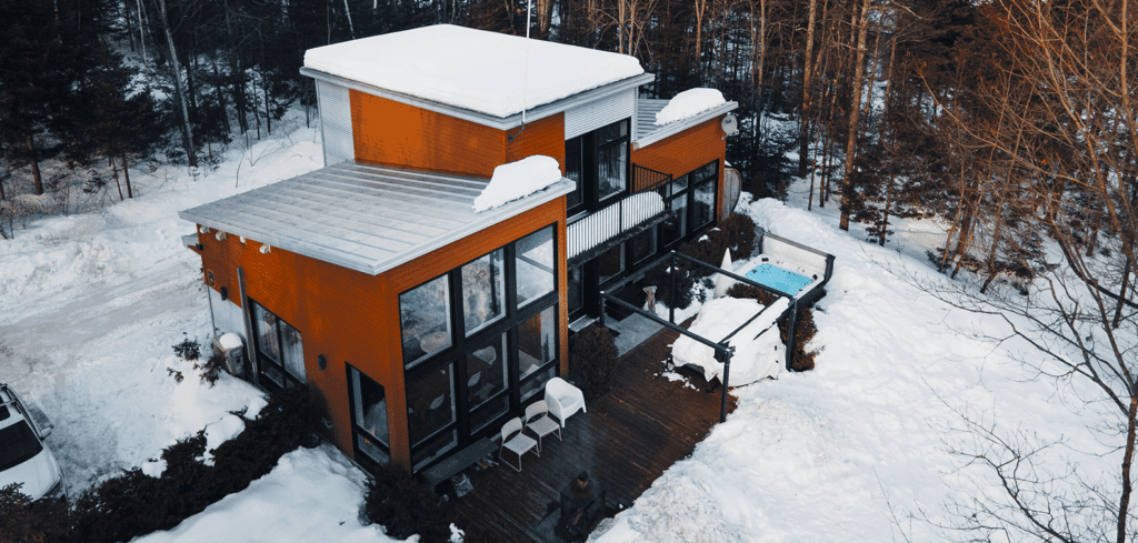 Exterior view of the modern Chalet Villa Bianca | Luxury cottages for rent in Lanaudiere | Chalets Zenya