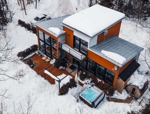 Exterior view of the modern Chalet Villa Bianca | Luxury cottages for rent in Lanaudiere | Chalets Zenya