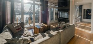 Salon au vue panoramique au Chalet DesignPur | Chalets de luxe à louer dans Lanaudière | Chalets Zenya