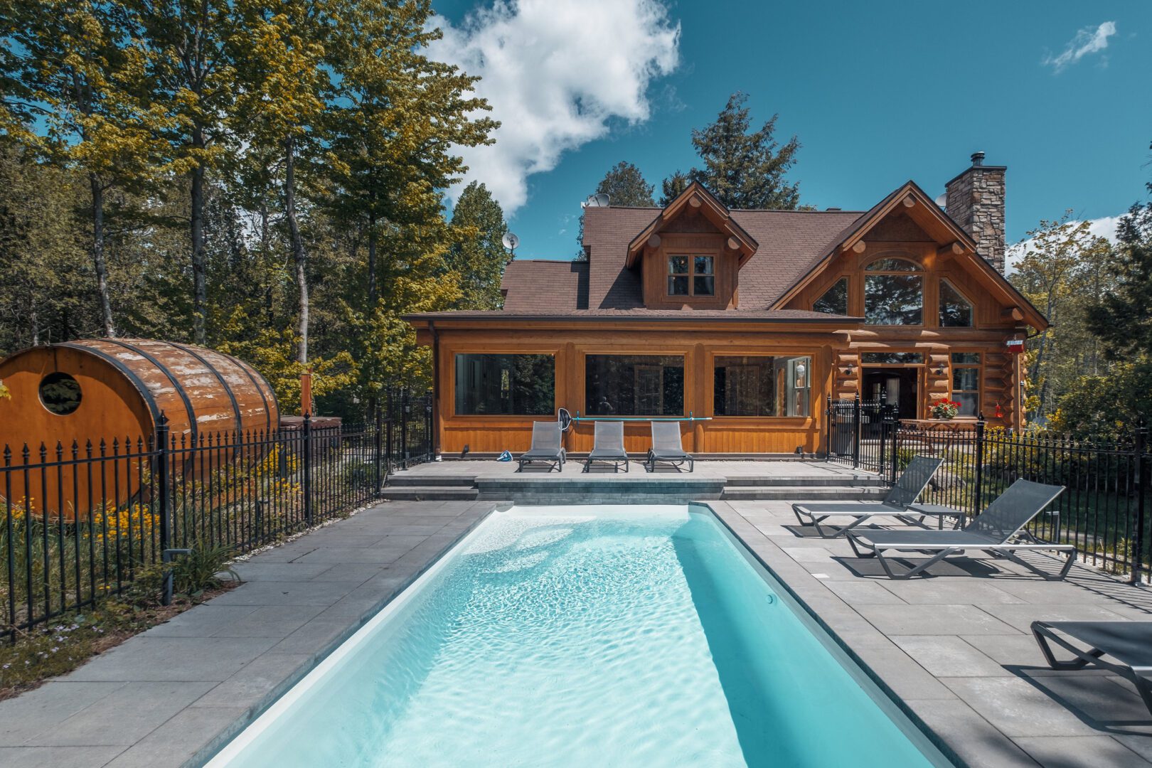 Exterior view of the all-renovated log cabin with outdoor pool Chalet Silver Fox | Luxury chalets in Laurentains | Chalets Zenya