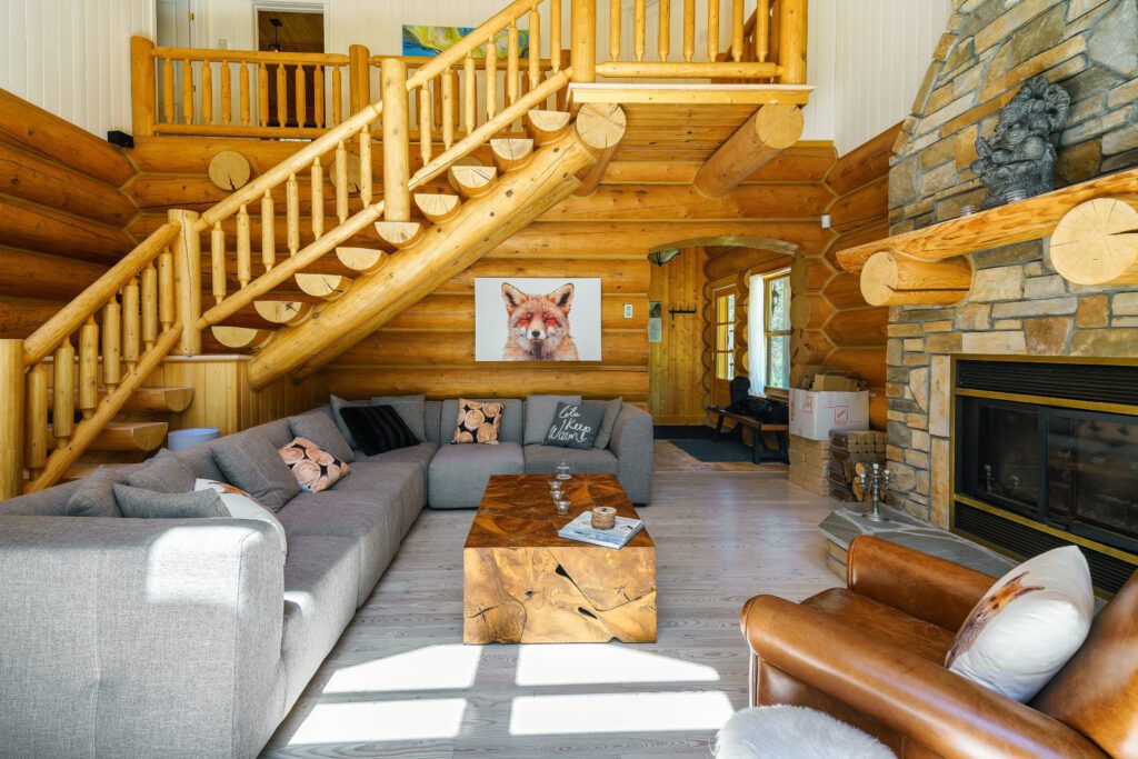 Living room at the all-renovated log cabin Chalet Silver Fox | Luxury chalets in Laurentains | Chalets Zenya