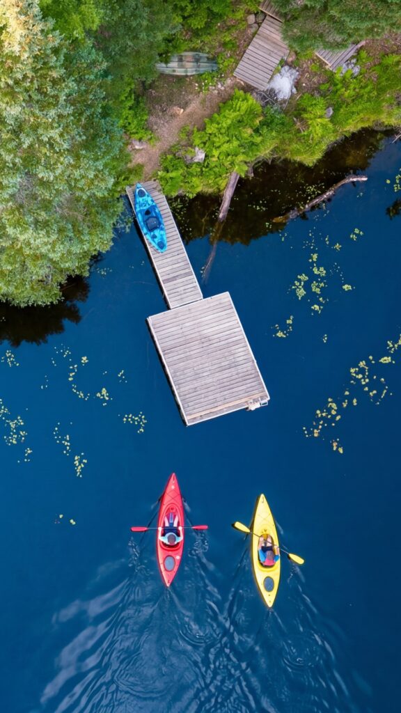 Découvrez le Chalet Black Eagle dans ses couleurs estivales. Niché au bord du lac, avec accès et quai privés, au