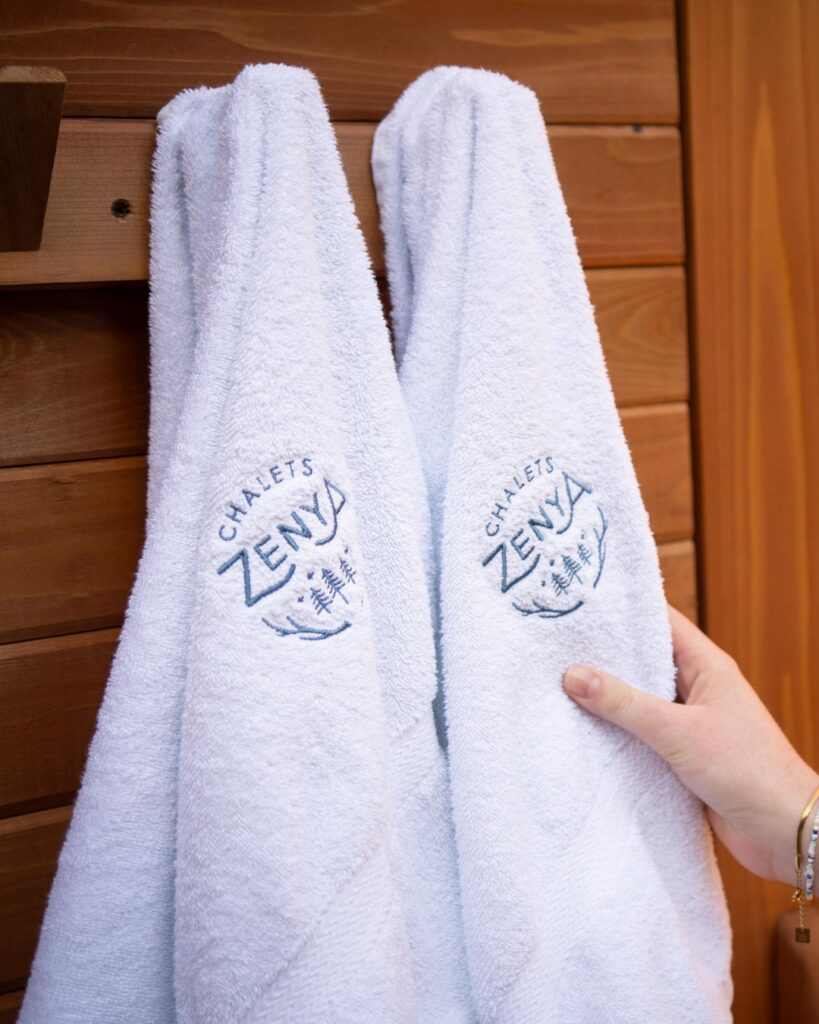 Chez Chalets Zenya, tout est dans le détail. On aurait pu faire simple, vous offrir un chalet, une clé puis