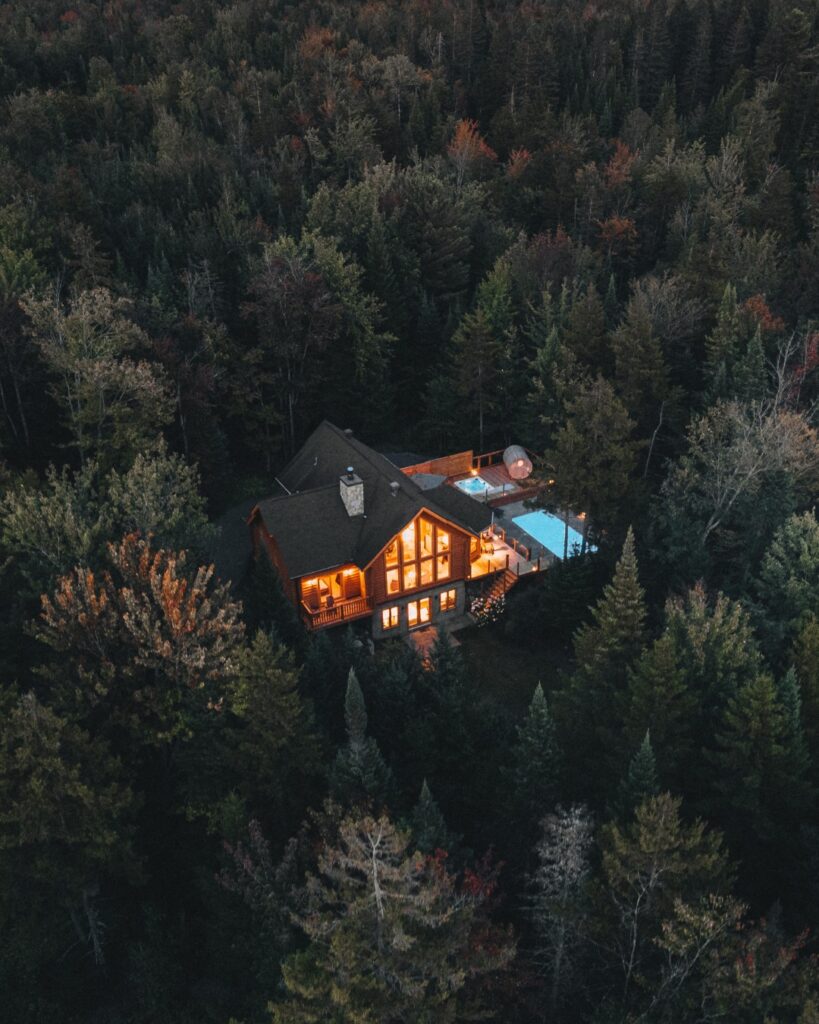 Découvrez le ciel étoilé, loin des lumières de la ville. ✨ Depuis nos chalets au cœur des Laurentides et dans