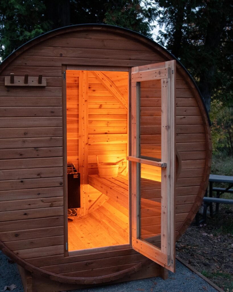 Nos saunas secs 100% privés sont magiques. On vous le promet. Passez la porte, installez-vous et sentez la détente vous